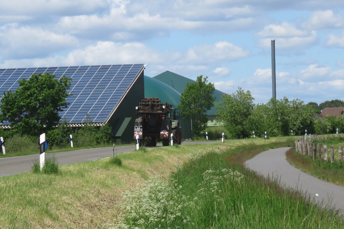 Landwirtschaftlicher Betrieb an einer Landstrasse